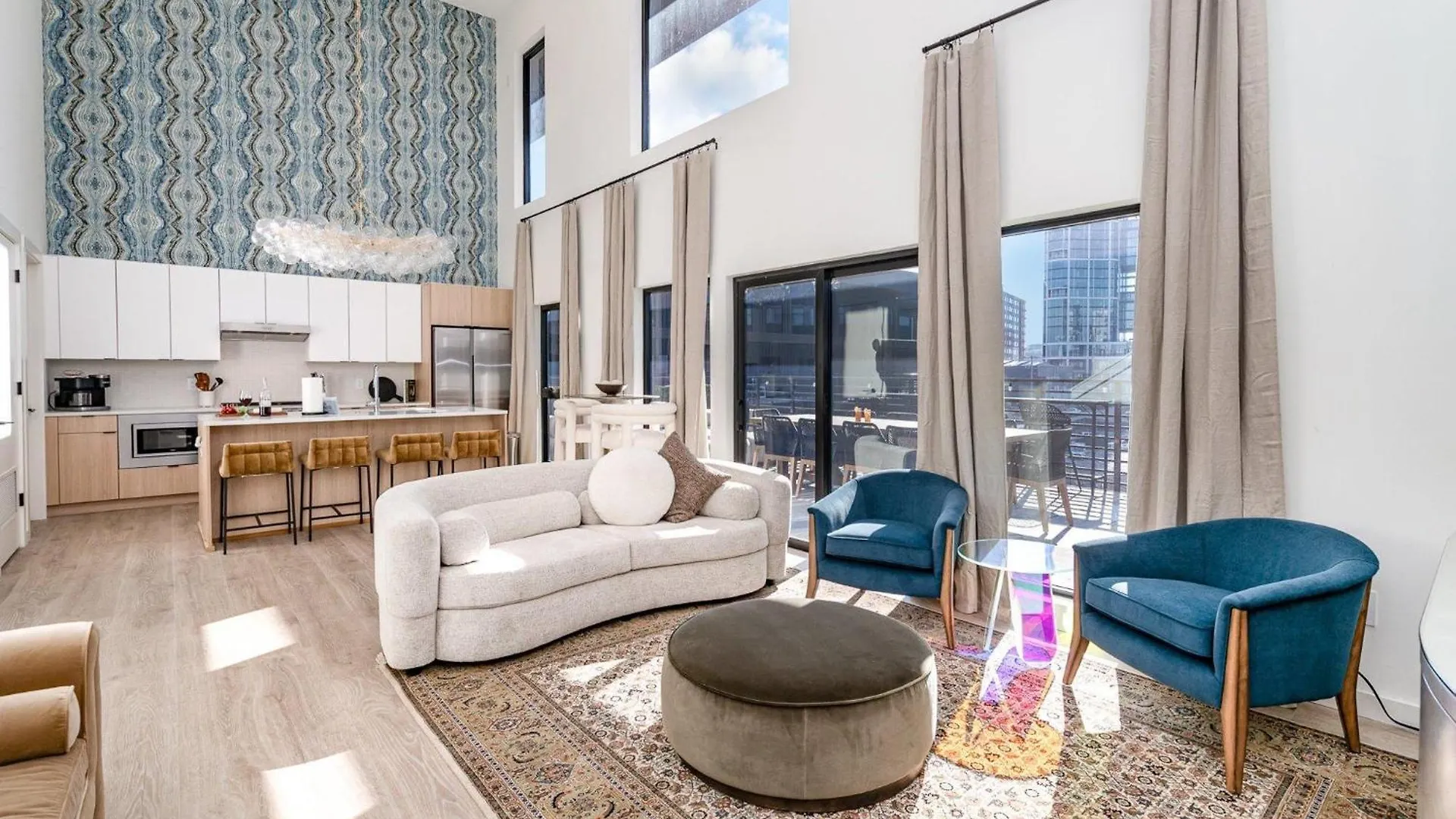 Hyve - Halo - Pool & Gym - Large Private Balcony location